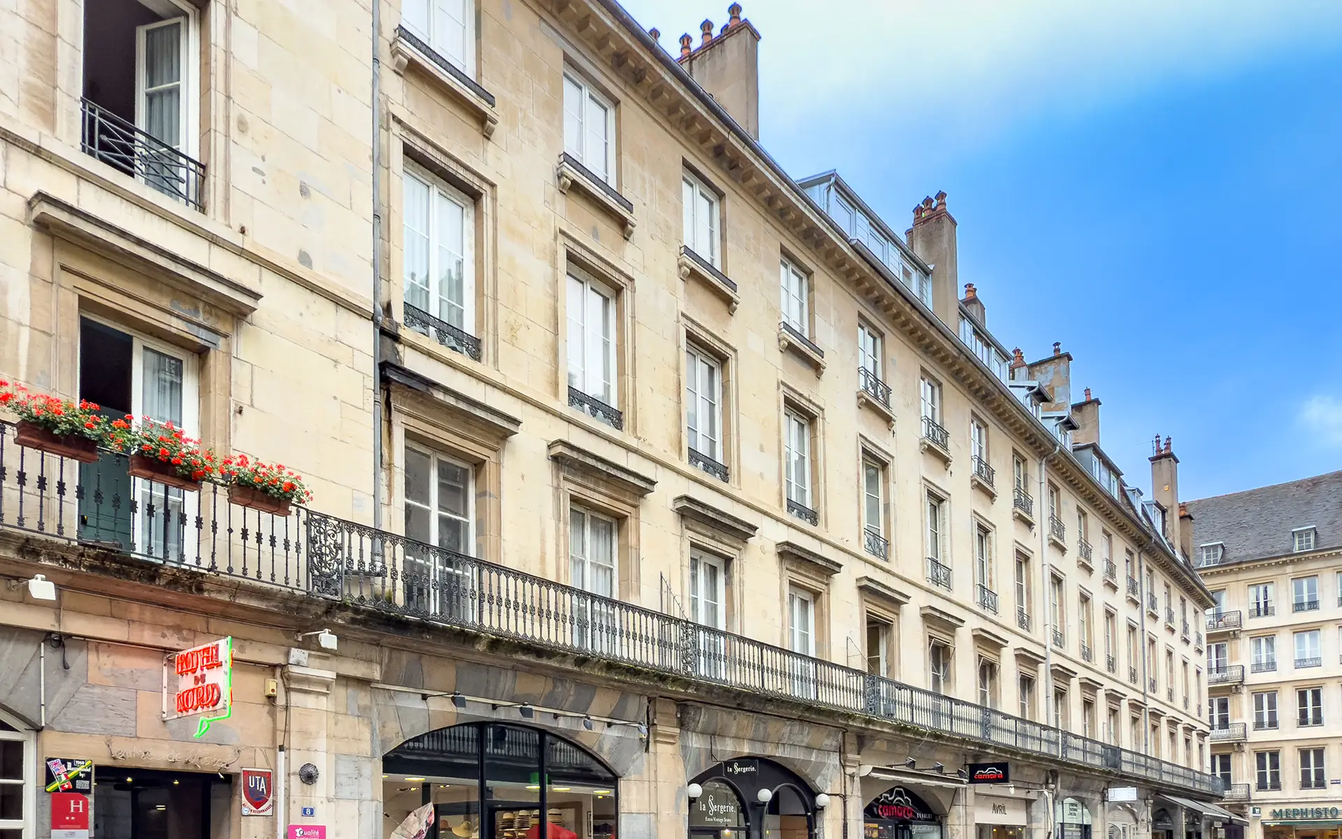 Façade lumineuse de l'immeuble de rapport au centre historique de Besançon à vendre - Arrière-Cour, agence immobilière spécialisée dans le Doubs