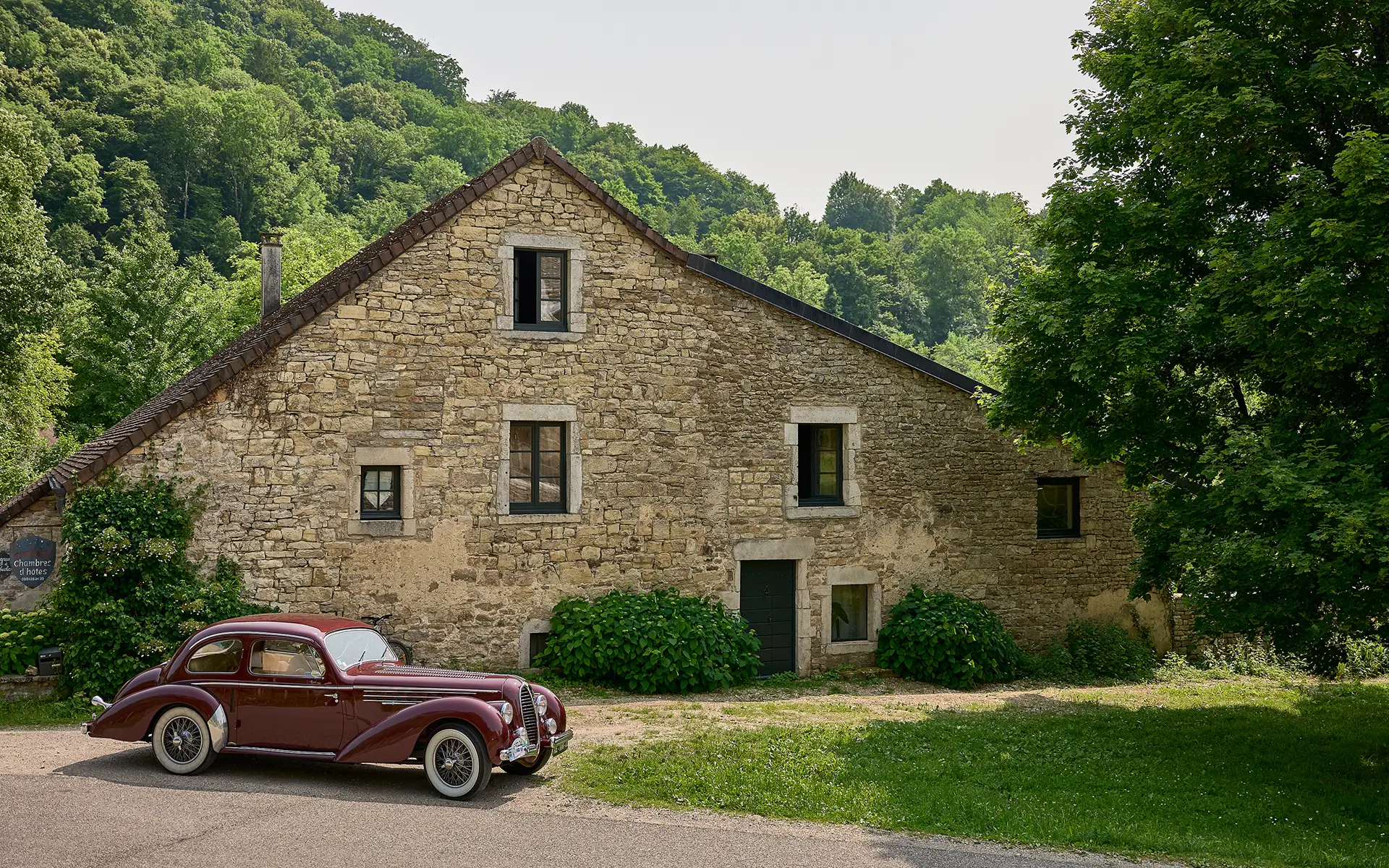 Facade de la maison avec chambre d'hôtes à Baume-les-Messieurs à vendre - Arrière-Cour, agence immobilière spécialisée dans le Jura