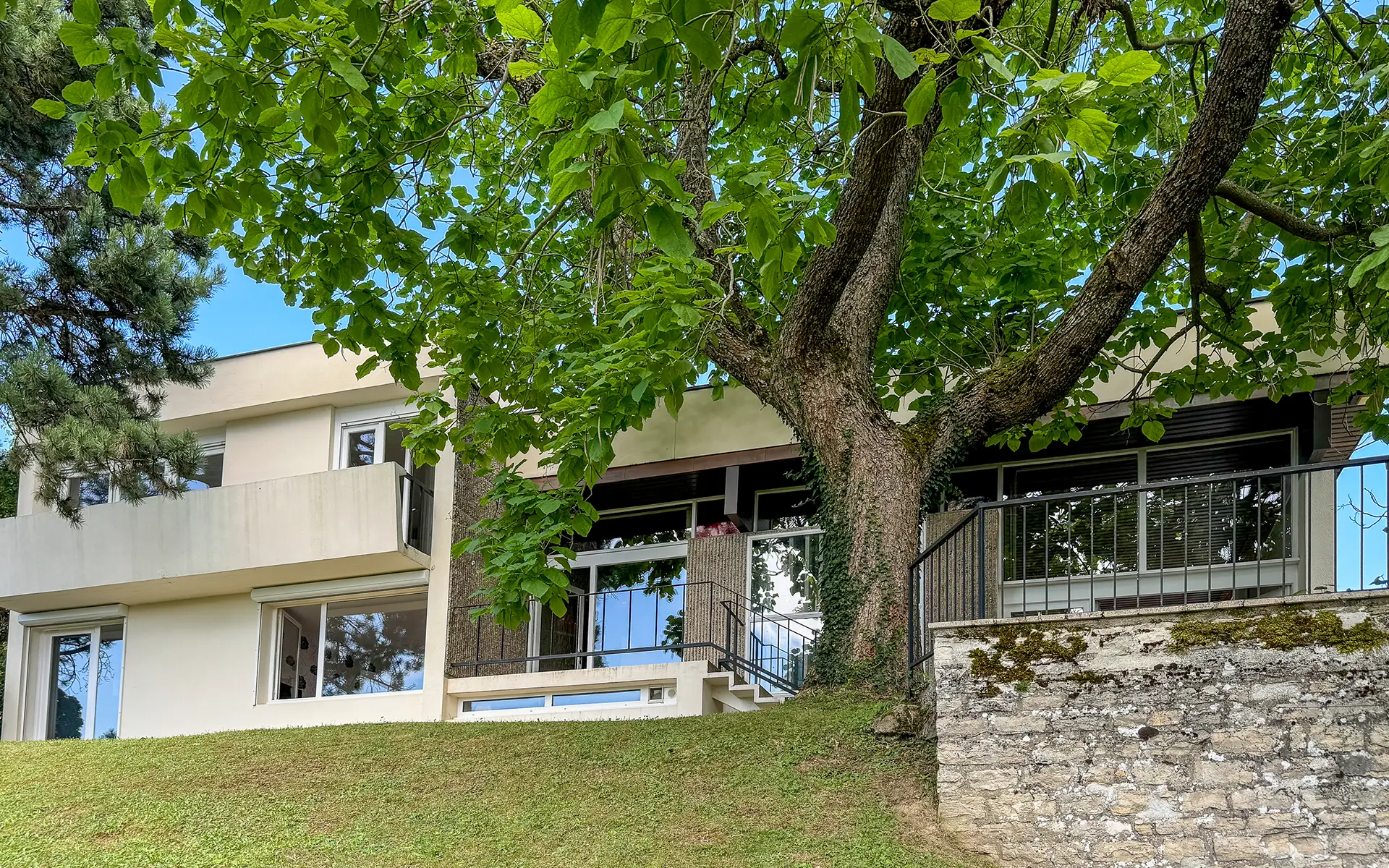 Façade de la maison d'architecte en Haute-Marne à vendre - Arrière-Cour, agence immobilière spécialisée en Haute-Marne