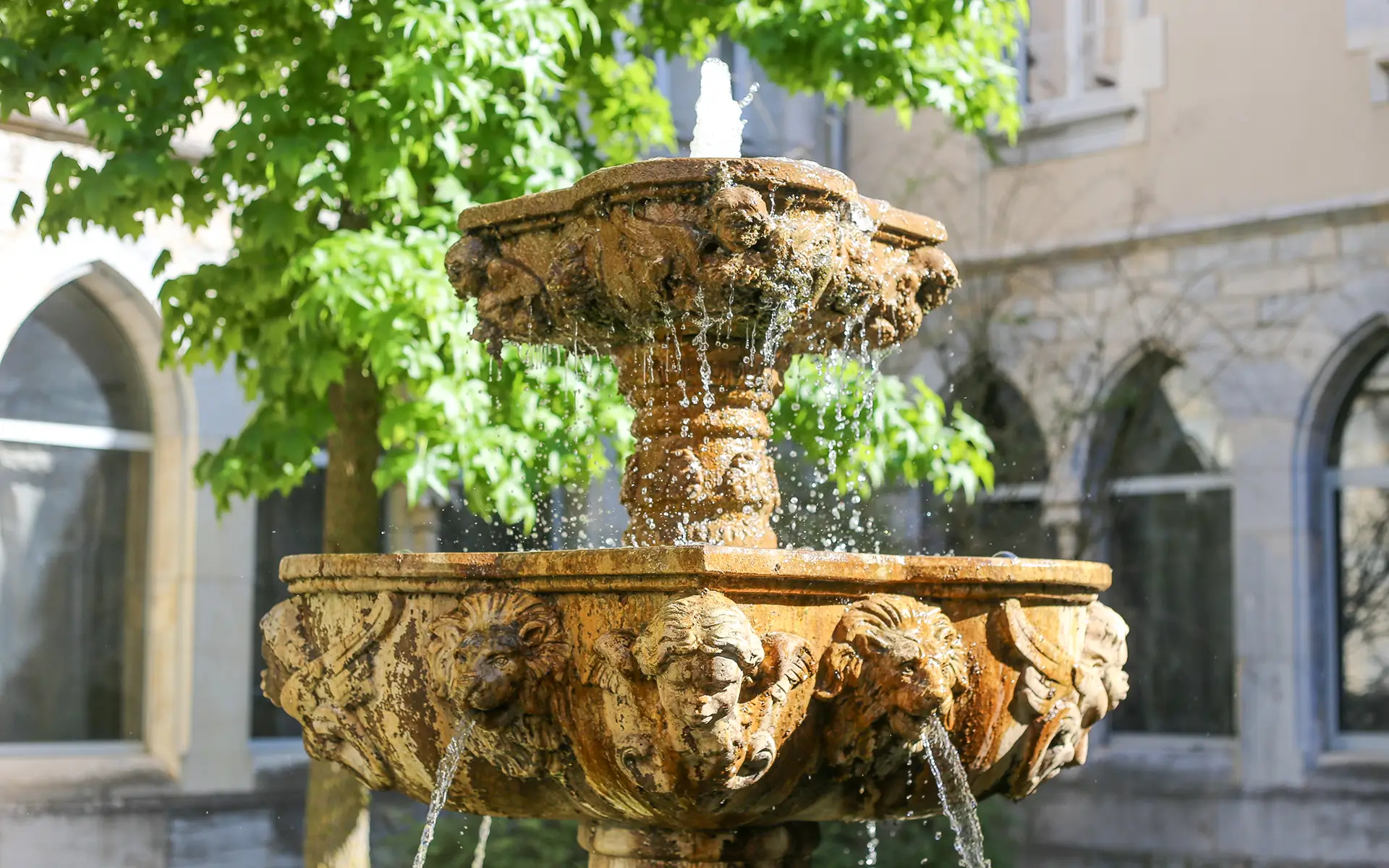 Fontaine de l'appartement ancien rénové au centre historique de Besançon à vendre - Arrière-Cour, agence immobilière spécialisée dans le Doubs