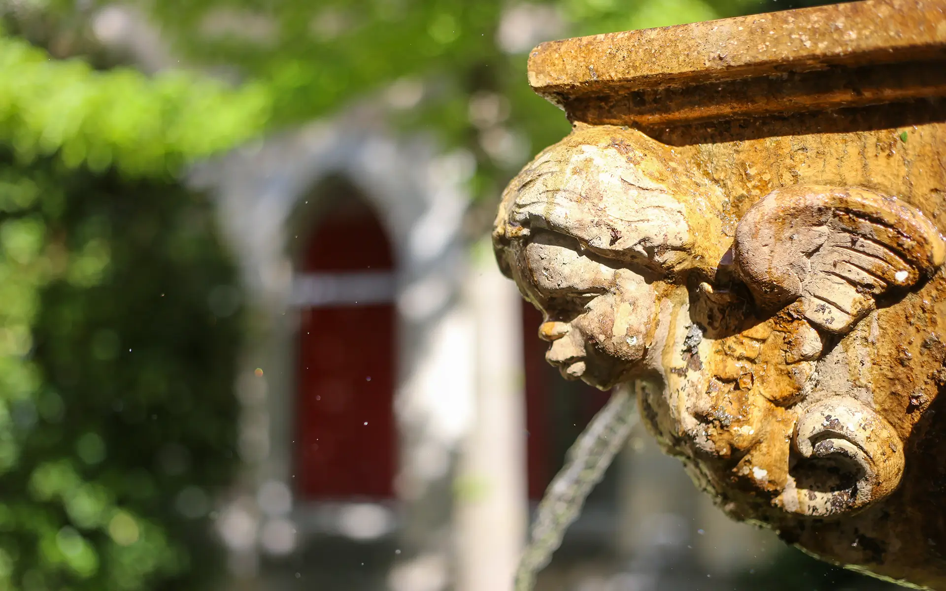Fontaine de l'appartement ancien rénové au centre historique de Besançon à vendre - Arrière-Cour, agence immobilière spécialisée dans le Doubs