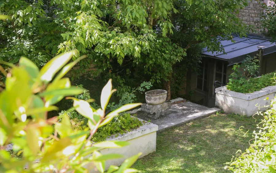 Jardin de l'appartement ancien rénové au centre historique de Besançon à vendre - Arrière-Cour, agence immobilière spécialisée dans le Doubs