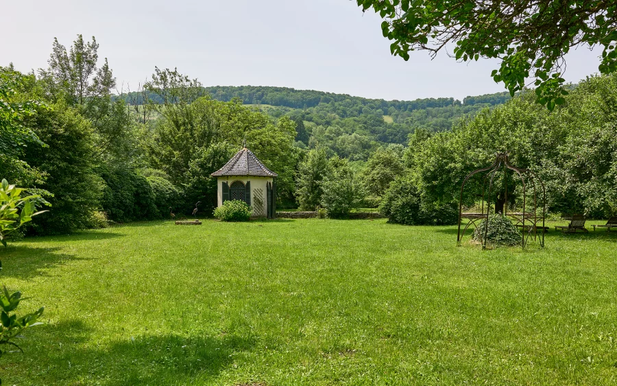 Jardin de la maison avec chambre d'hôtes à Baume-les-Messieurs à vendre - Arrière-Cour, agence immobilière spécialisée dans le Jura