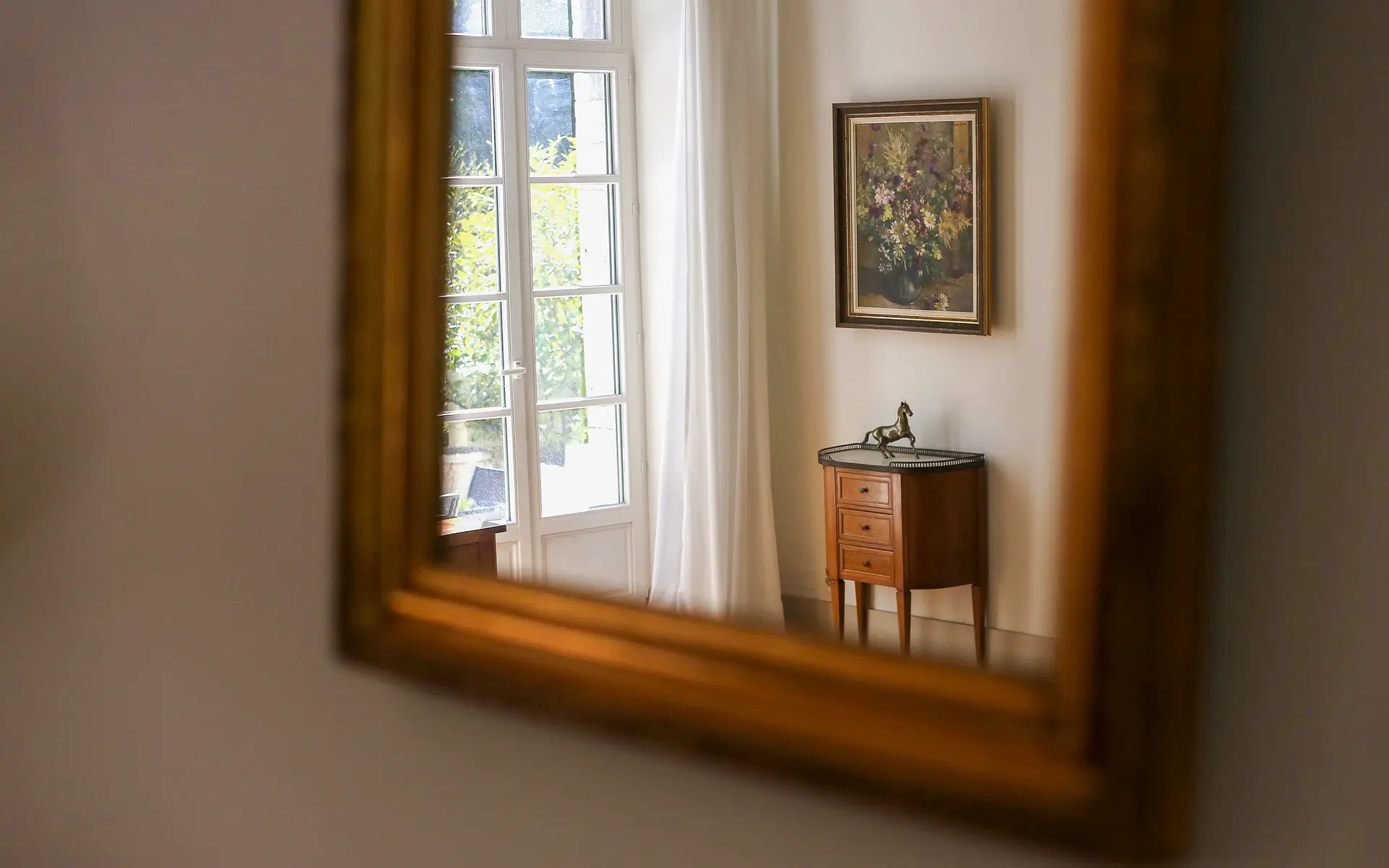 Miroir de l'appartement ancien rénové au centre historique de Besançon à vendre - Arrière-Cour, agence immobilière spécialisée dans le Doubs