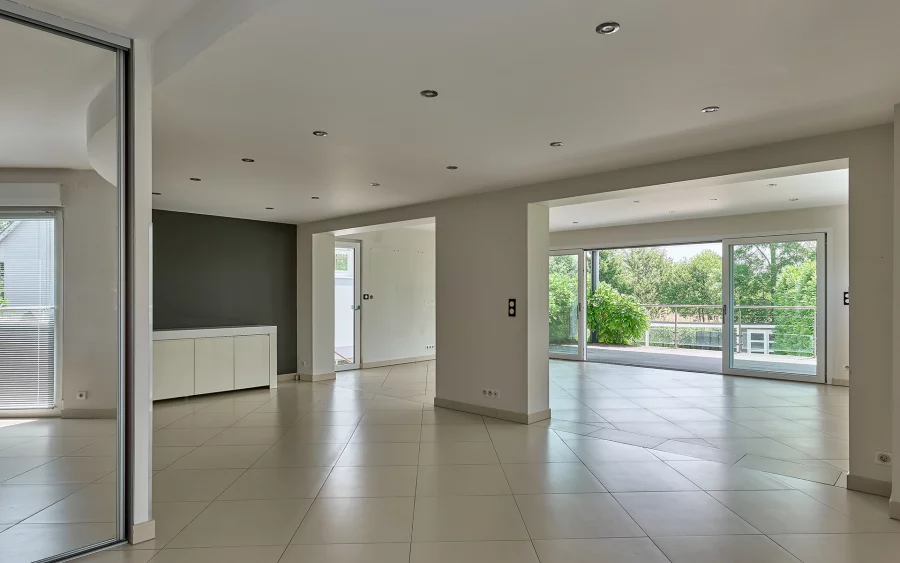 Pièce à vivre de la maison d'architecte aux portes de Strasbourg à vendre - Arrière-Cour, agence immobilière spécialisée en Alsace