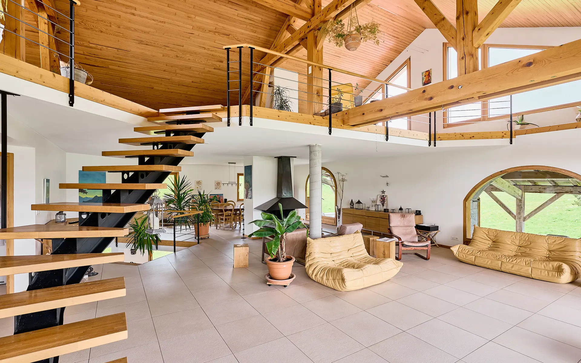 Pièce à vivre de la maison de caractère à Lamoura à vendre - Arrière-Cour, agence immobilière spécialisée dans le Jura