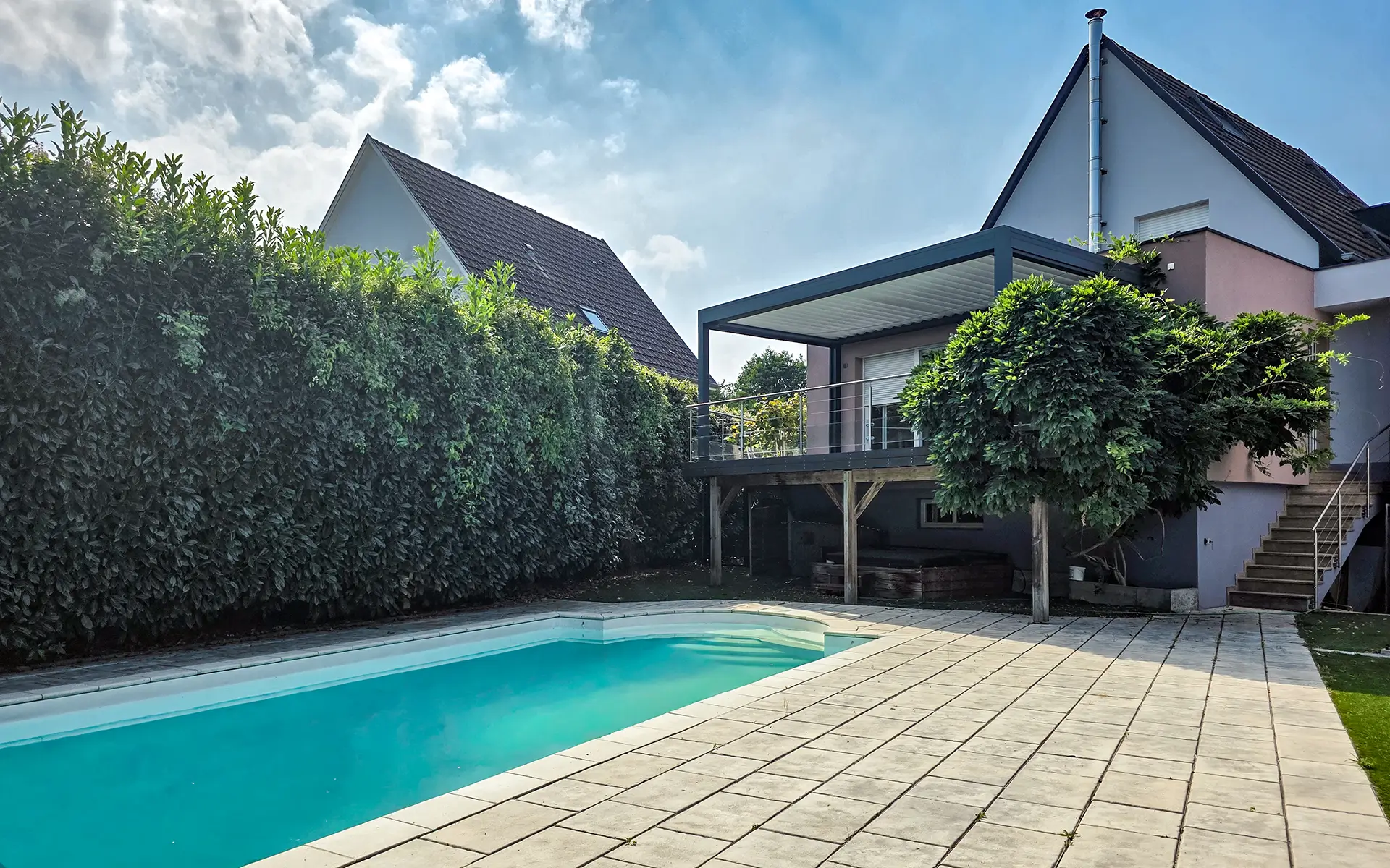 Piscine et façade de la maison d'architecte aux portes de Strasbourg à vendre - Arrière-Cour, agence immobilière spécialisée en Alsace