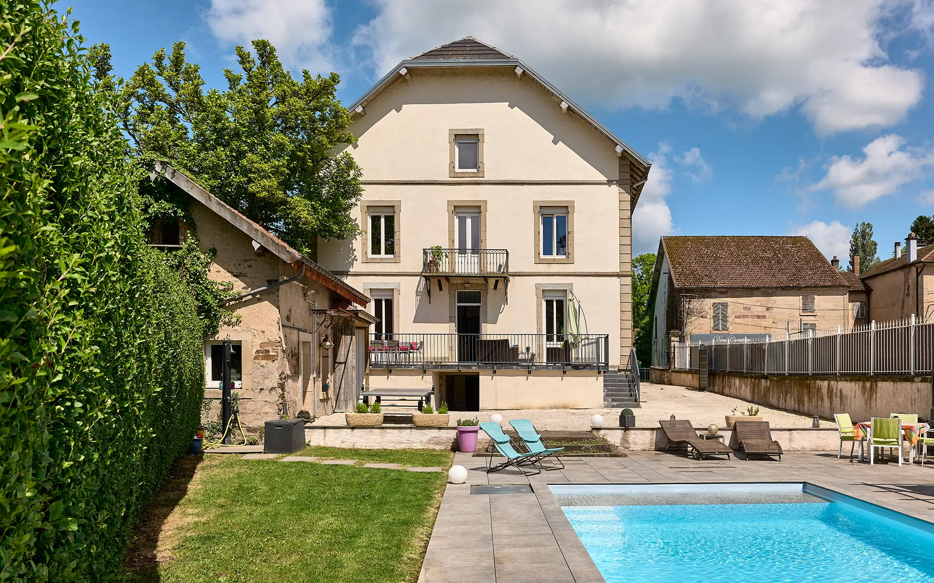 Piscine de la maison de maître à Fougerolles à vendre - Arrière-Cour, agence immobilière spécialisée en Haute-Saône