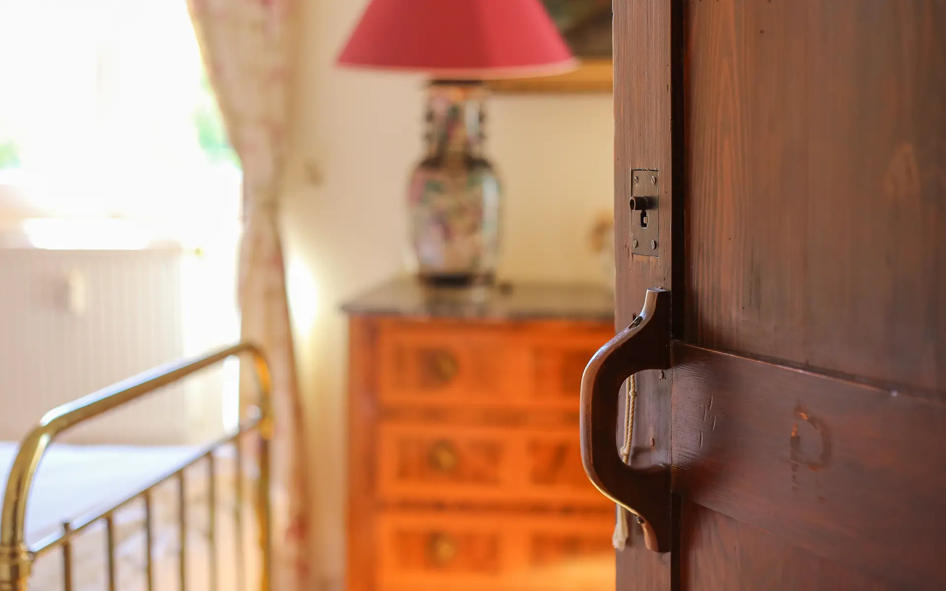 Porte et le lit de l'appartement ancien rénové au centre historique de Besançon à vendre - Arrière-Cour, agence immobilière spécialisée dans le Doubs