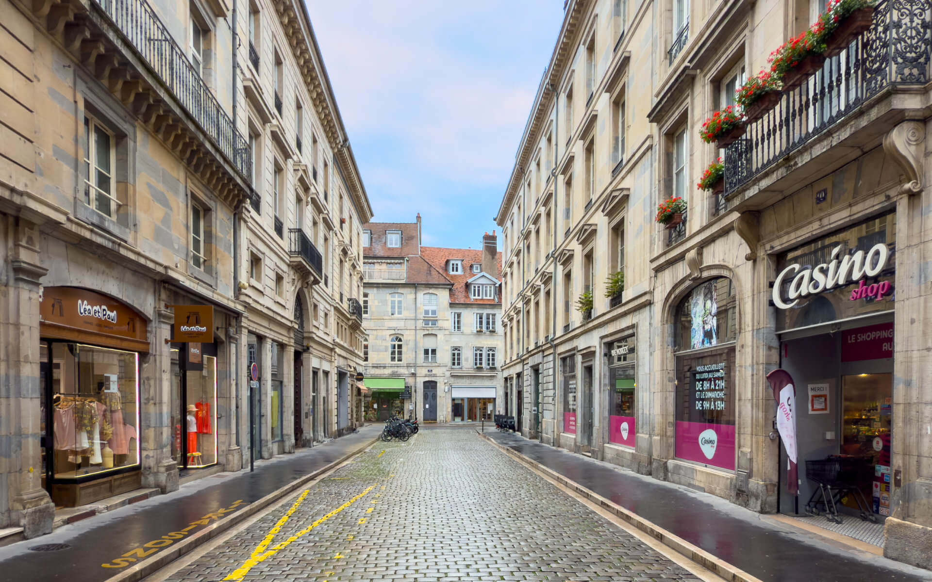 Rue de l'immeuble de rapport au centre historique de Besançon à vendre - Arrière-Cour, agence immobilière spécialisée dans le Doubs