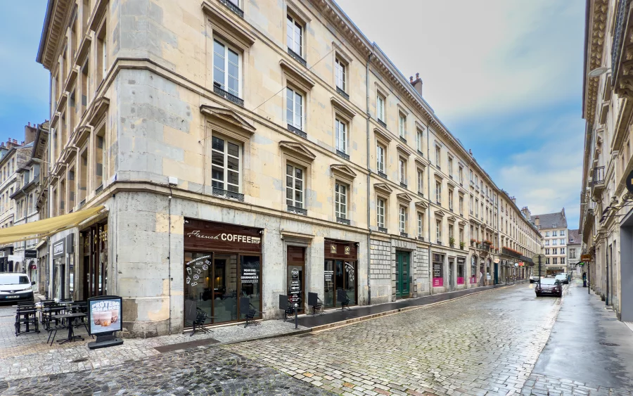 Rue lumineuse de l'immeuble de rapport au centre historique de Besançon à vendre - Arrière-Cour, agence immobilière spécialisée dans le Doubs