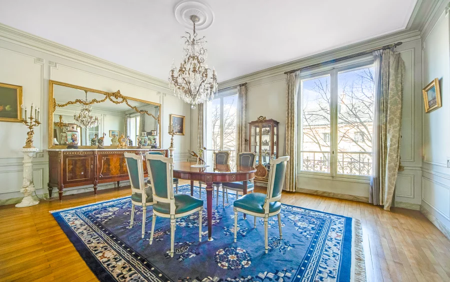 Salle à manger avec une ambiance royale au coeur de la capitale à vendre - Arrière-Cour, agence immobilière spécialisée à Paris