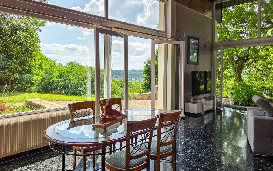 Salle à manger de la maison d'architecte en Haute-Marne à vendre - Arrière-Cour, agence immobilière spécialisée en Haute-Marne