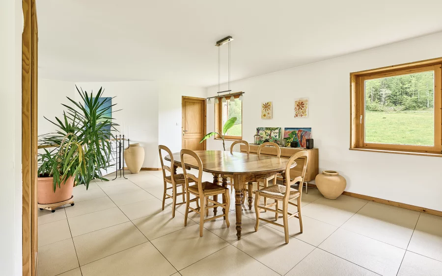 Salle à manger de la maison de caractère au coeur du Haut-Jura à vendre - Arrière-Cour, agence immobilière spécialisée dans le Jura