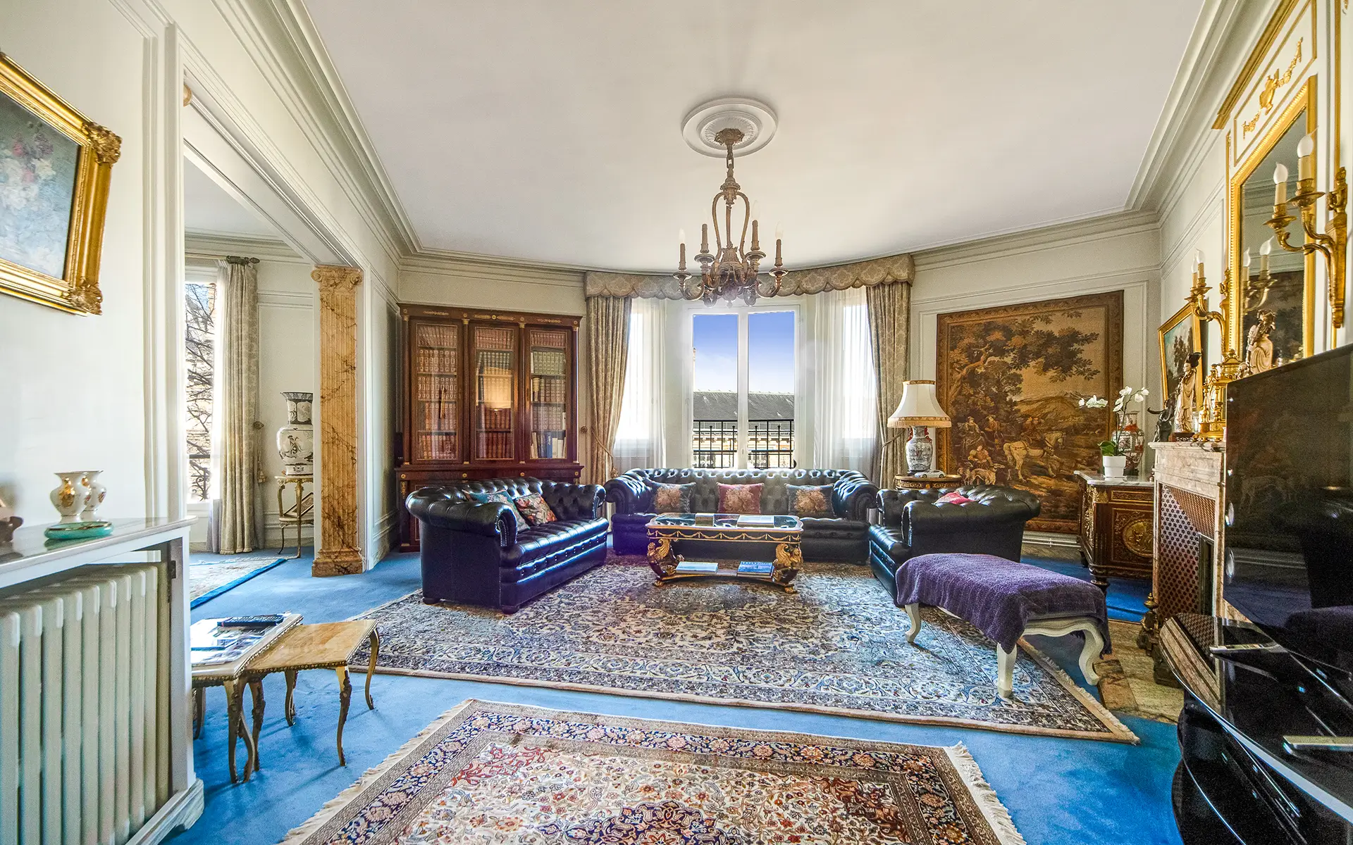 Salon une ambiance royale au coeur de la capitale à vendre - Arrière-Cour, agence immobilière spécialisée à Paris