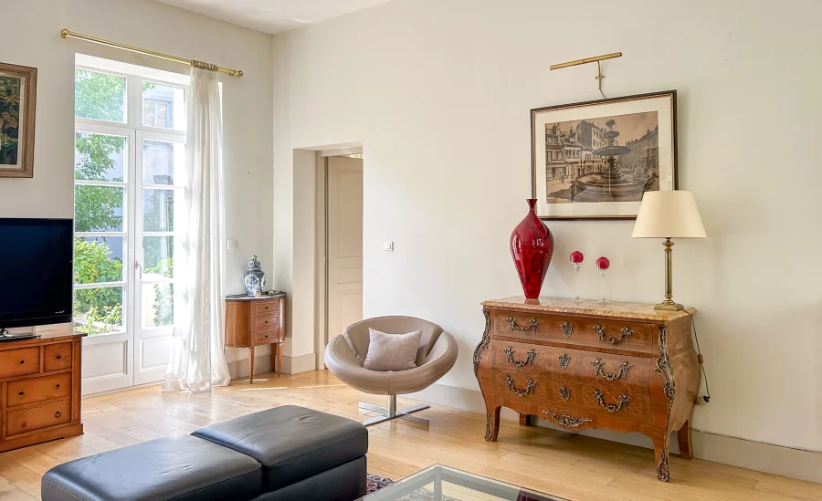 Salon de l'appartement ancien rénové au centre historique de Besançon à vendre - Arrière-Cour, agence immobilière spécialisée dans le Doubs