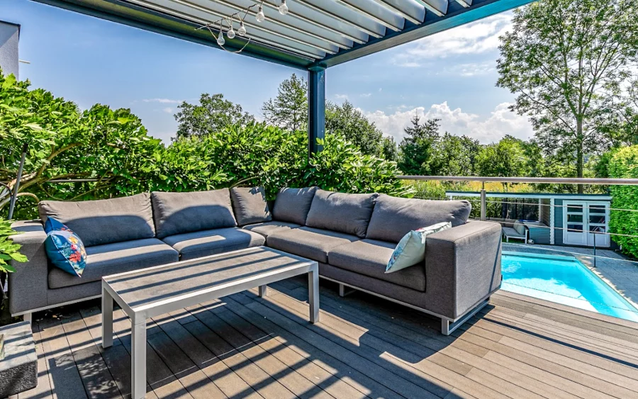 Salon de jardin de la maison d'architecte aux portes de Strasbourg à vendre - Arrière-Cour, agence immobilière spécialisée en Alsace