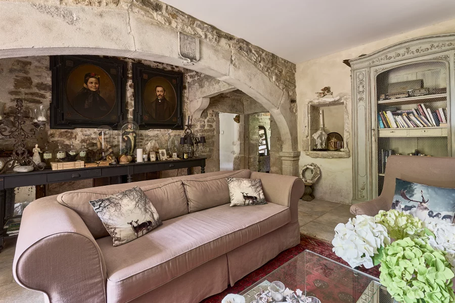 Salon de la maison avec chambre d'hôtes à Baume-les-Messieurs à vendre - Arrière-Cour, agence immobilière spécialisée dans le Jura