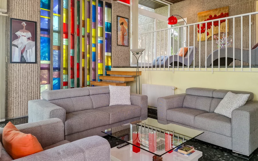 Salon de la maison d'architecte en Haute-Marne à vendre - Arrière-Cour, agence immobilière spécialisée en Haute-Marne