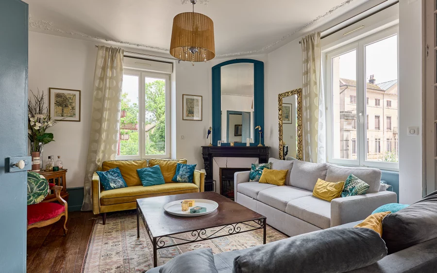 Salon de la maison de maître à Fougerolles à vendre - Arrière-Cour, agence immobilière spécialisée en Haute-Saône