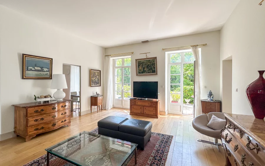 Séjour de l'appartement ancien rénové au centre historique de Besançon à vendre - Arrière-Cour, agence immobilière spécialisée dans le Doubs