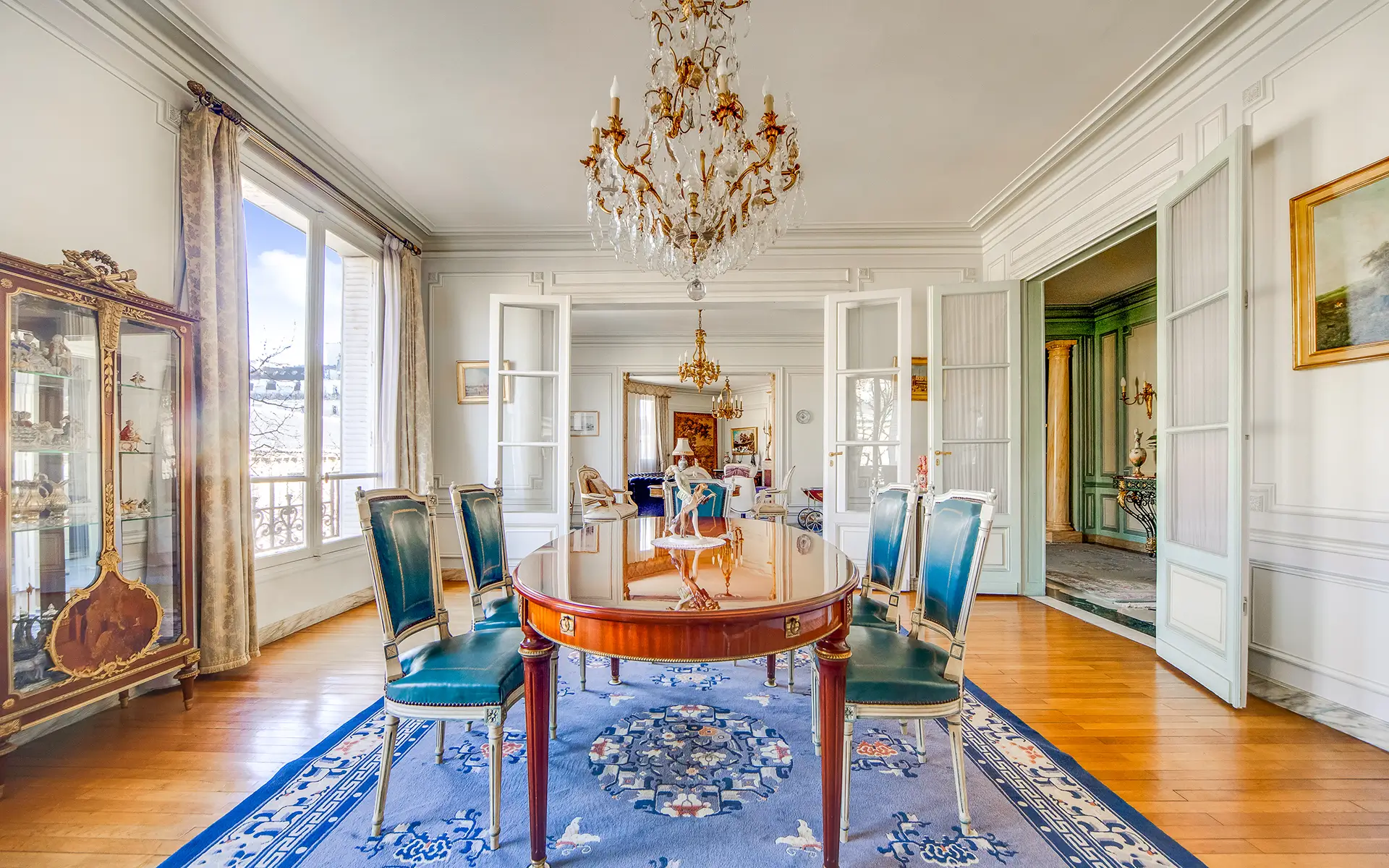 Séjour lumineux dans une ambiance royale au coeur de la capitale à vendre - Arrière-Cour, agence immobilière spécialisée à Paris