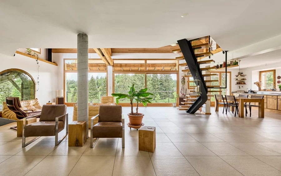 Séjour de la maison de caractère à Lamoura à vendre - Arrière-Cour, agence immobilière spécialisée dans le Jura