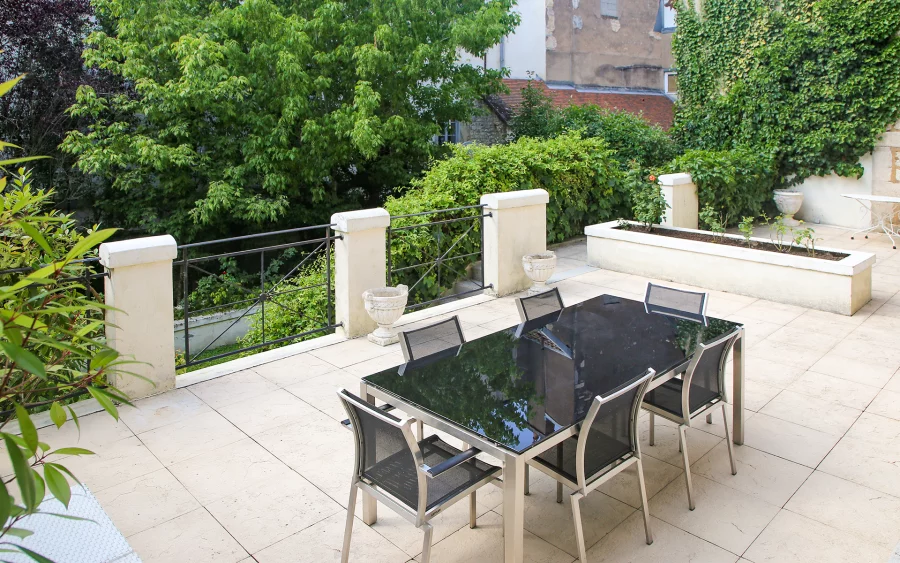 Terrasse de l'appartement ancien rénové au centre historique de Besançon à vendre - Arrière-Cour, agence immobilière spécialisée dans le Doubs