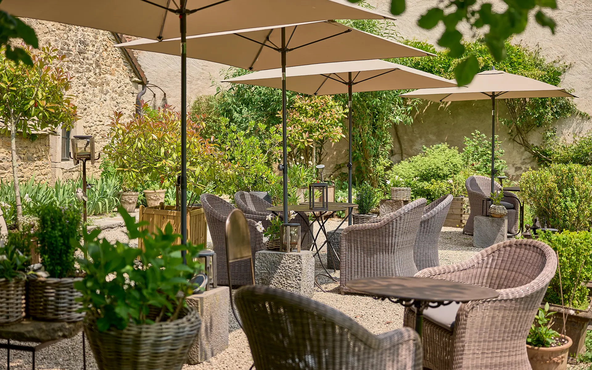Terrasse de la maison avec chambre d'hôtes à Baume-les-Messieurs à vendre - Arrière-Cour, agence immobilière spécialisée dans le Jura