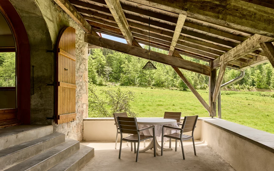 Terrasse de la maison de caractère à Lamoura à vendre - Arrière-Cour, agence immobilière spécialisée dans le Jura