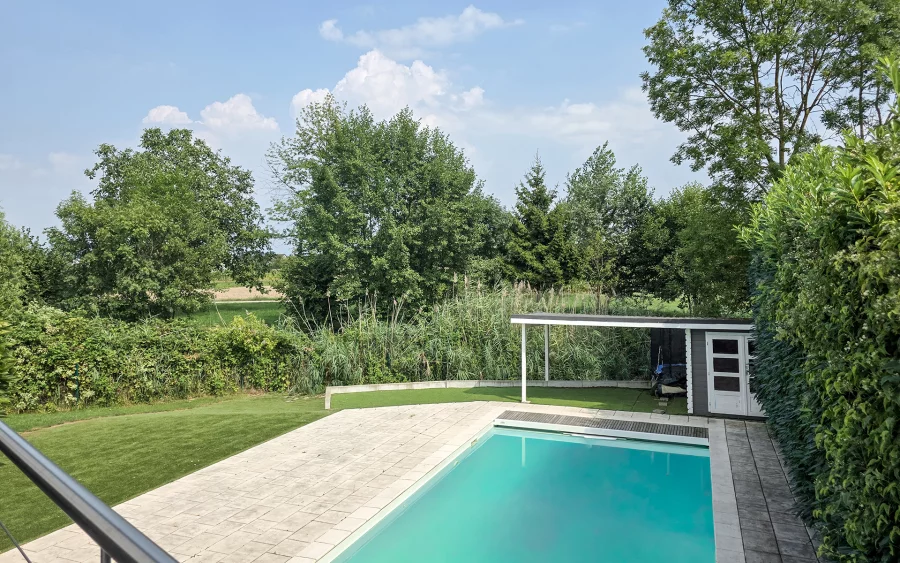Verdure et piscine de la maison d'architecte aux portes de Strasbourg à vendre - Arrière-Cour, agence immobilière spécialisée en Alsace