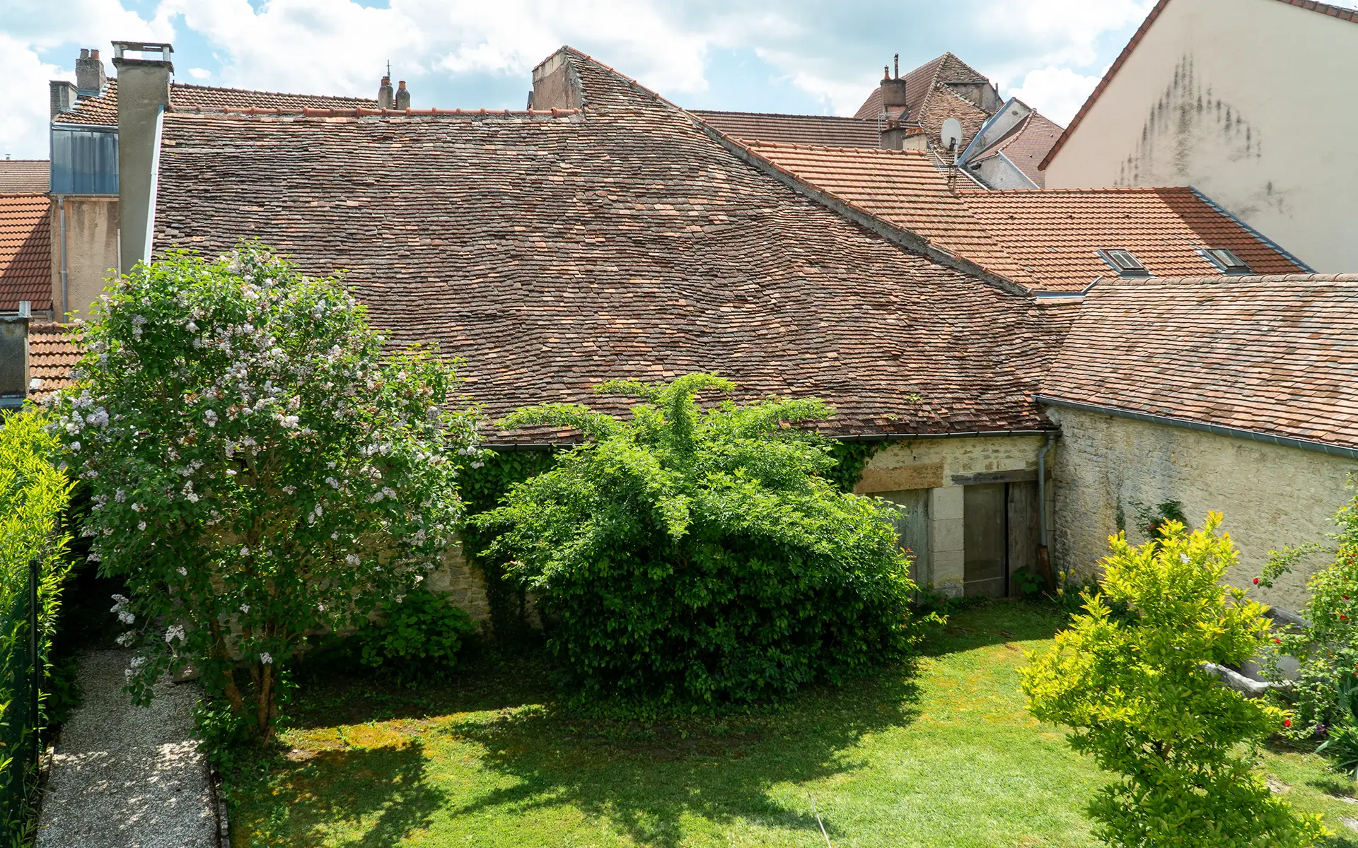 Vue du jardin de la maison de caractère à Langres à vendre - Arrière-Cour, agence immobilière spécialisée en Haute-Marne