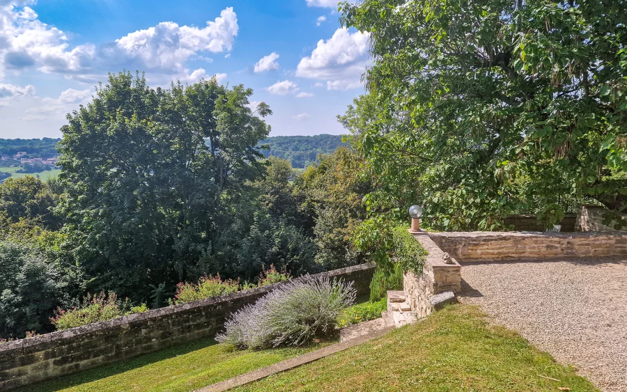 Vue magnifique de la maison d'architecte en Haute-Marne à vendre - Arrière-Cour, agence immobilière spécialisée en Haute-Marne