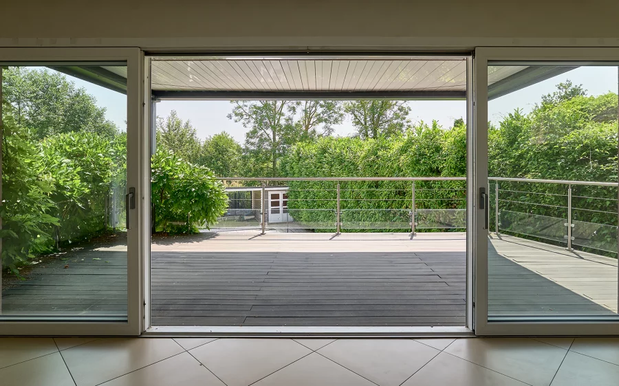Vue de la maison d'architecte aux portes de Strasbourg à vendre - Arrière-Cour, agence immobilière spécialisée en Alsace