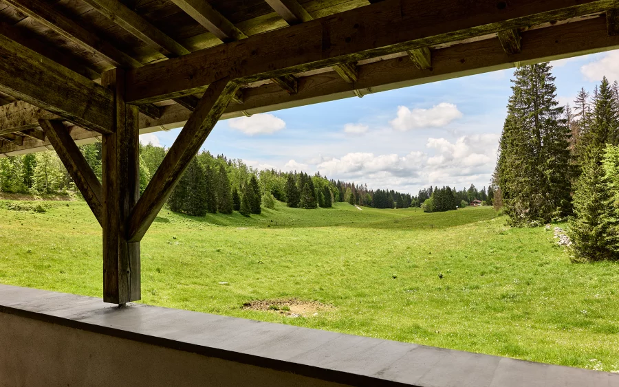 Vue de la maison de caractère à Lamoura à vendre - Arrière-Cour, agence immobilière spécialisée dans le Jura