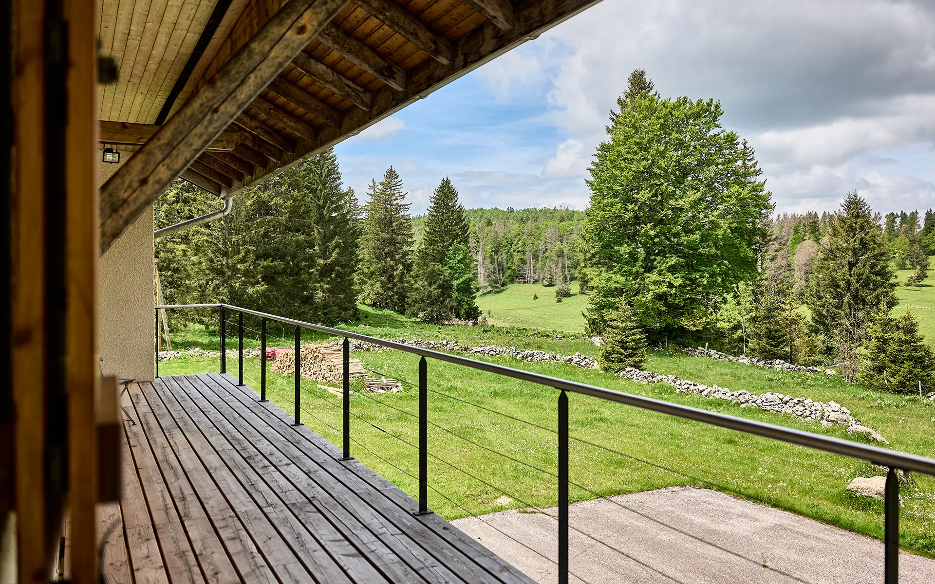 Vue sur la nature de la maison de caractère à Lamoura à vendre - Arrière-Cour, agence immobilière spécialisée dans le Jura
