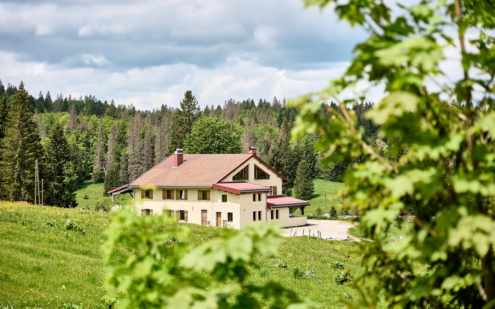 Vue spectaculaire de la maison de caractère à Lamoura à vendre - Arrière-Cour, agence immobilière spécialisée dans le Jura
