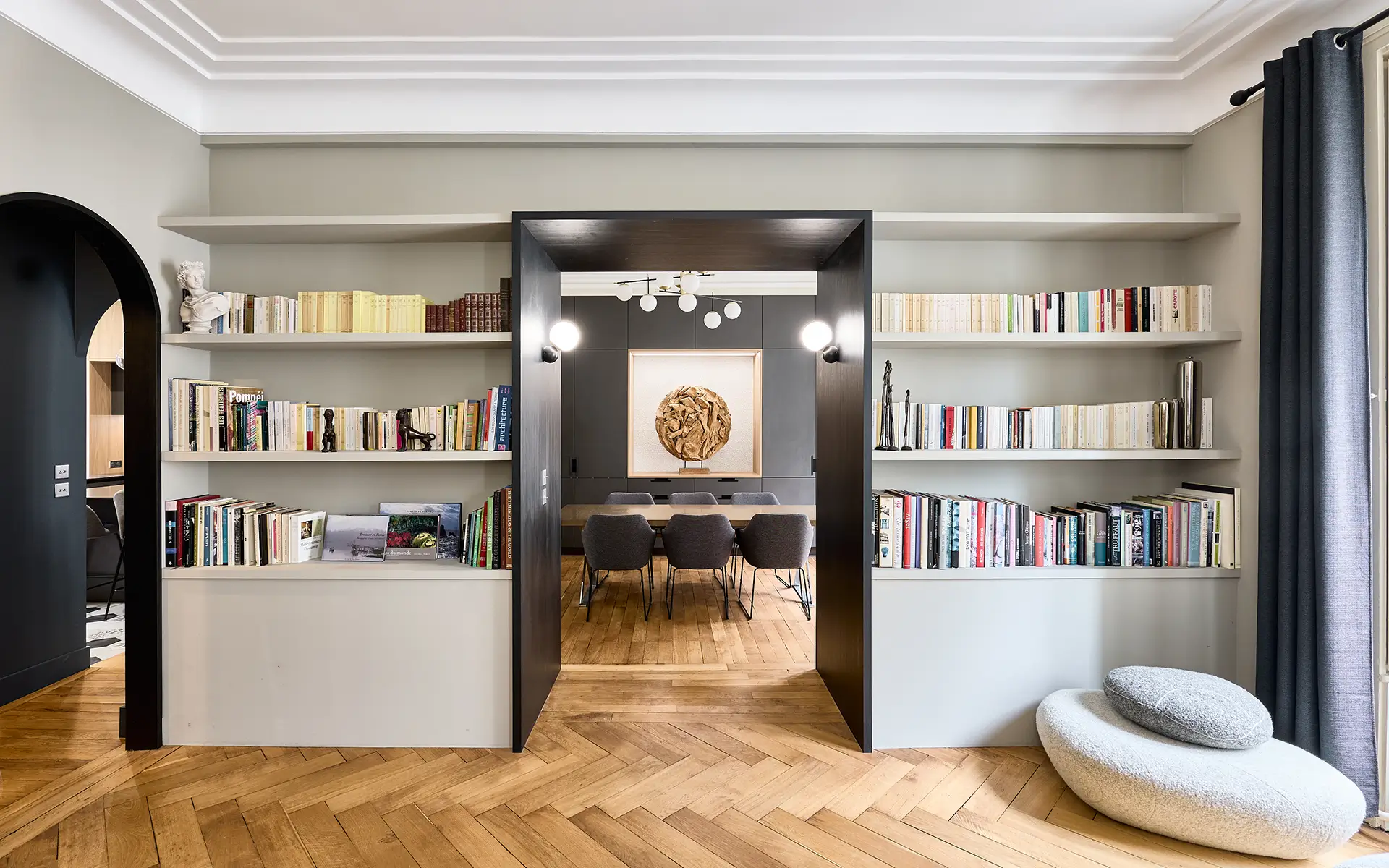 Bibliothèque de l'appartement haussmannien de prestige à Besançon à vendre - Arrière-Cour, agence immobilière spécialisée dans le Doubs