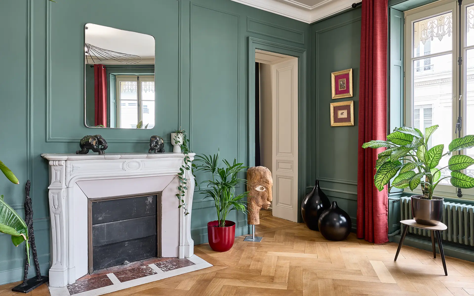 Chambre de l'appartement haussmannien de prestige à Besançon à vendre - Arrière-Cour, agence immobilière spécialisée dans le Doubs