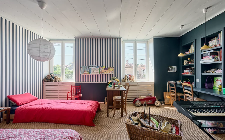 Chambre d'enfant de la maison de charme à Passavant la Rochère à vendre - Arrière-Cour, agence immobilière spécialisée en Haute-Saône