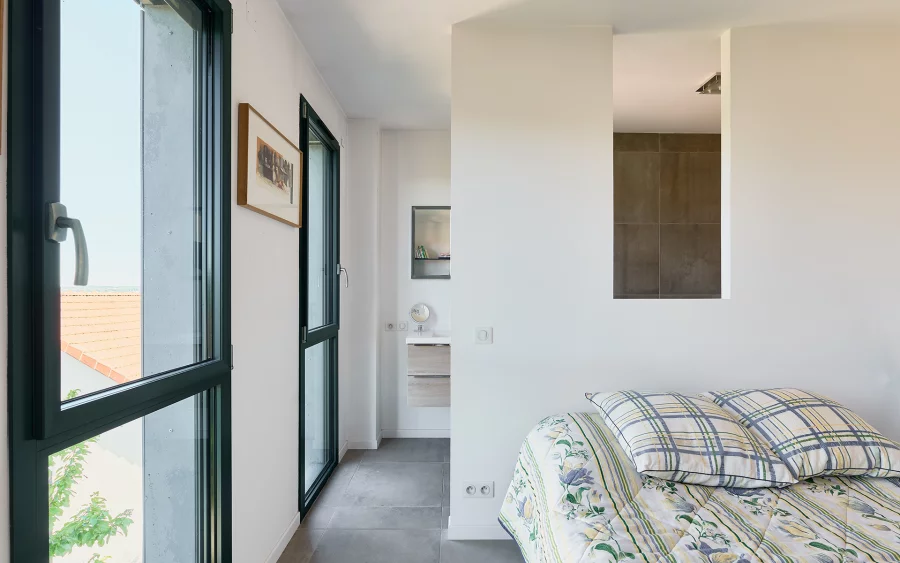 Chambre et salle de bain de la villa d'architecte à Chaudanne à vendre - Arrière-Cour, agence immobilière spécialisée dans le Doubs