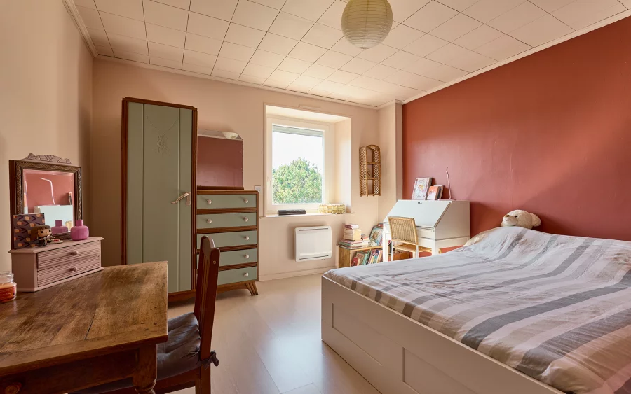 Chambre lumineuse de la maison familiale proche de Besançon à vendre - Arrière-Cour, agence immobilière spécialisée dans le Doubs