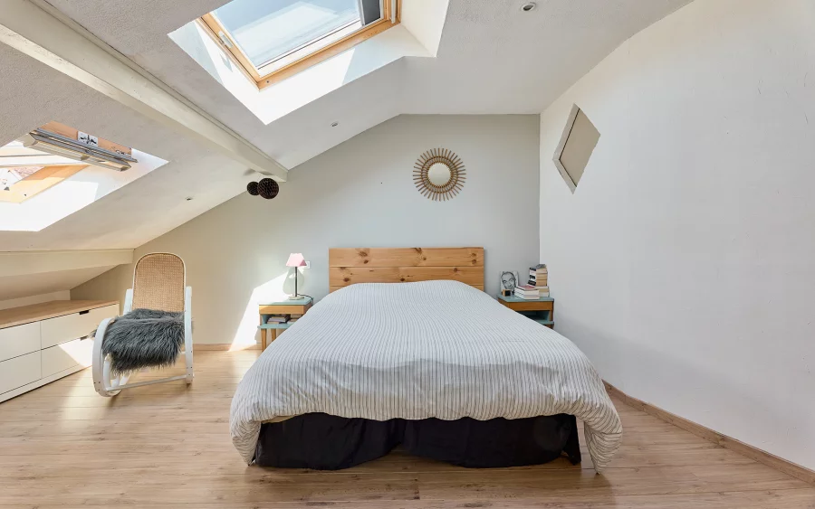 Chambre de la maison familiale proche de Besançon à vendre - Arrière-Cour, agence immobilière spécialisée dans le Doubs