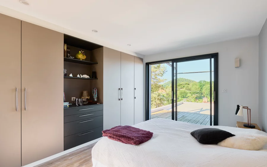 Chambre de la villa d'architecte à Chaudanne à vendre - Arrière-Cour, agence immobilière spécialisée dans le Doubs