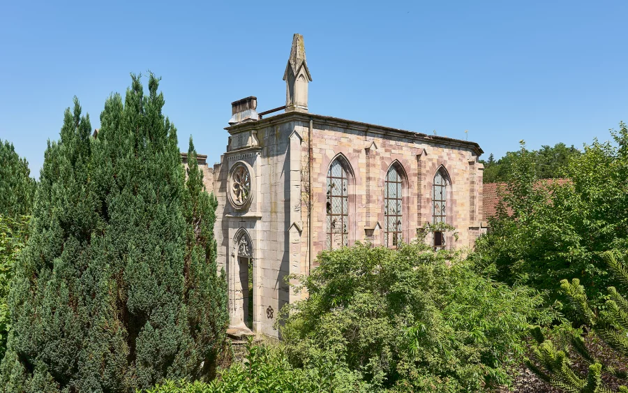 Chapelle en ruine de la maison de maître avec gîte et étang à Lure à vendre - Arrière-Cour, agence immobilière spécialisée en Haute-Saône