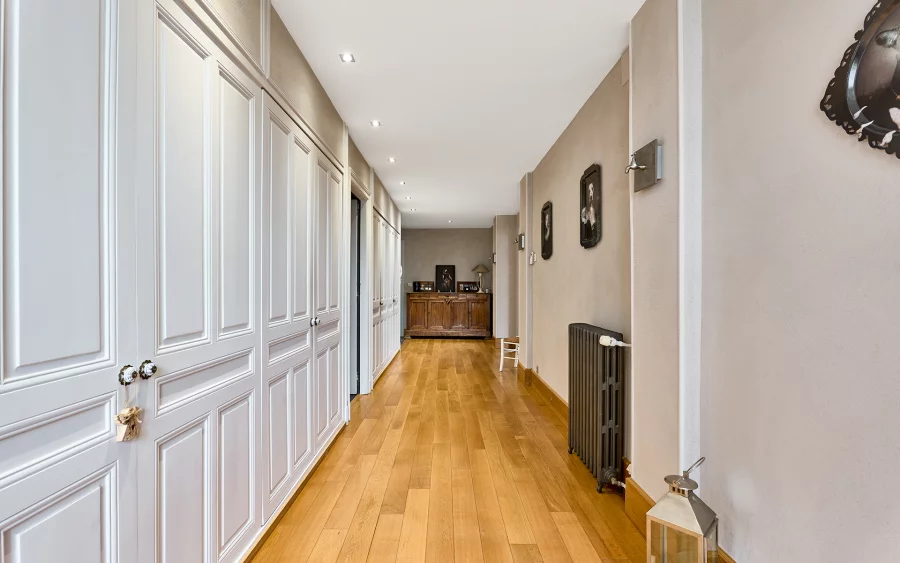 Couloir de la maison bourgeoise rénovée au centre de Luxeuil-les-Bains à vendre - Arrière-Cour, agence immobilière spécialisée en Haute-Saône