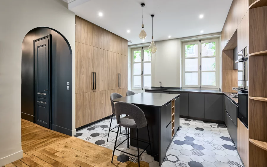 Cuisine et couloir de l'appartement haussmannien de prestige à Besançon à vendre - Arrière-Cour, agence immobilière spécialisée dans le Doubs