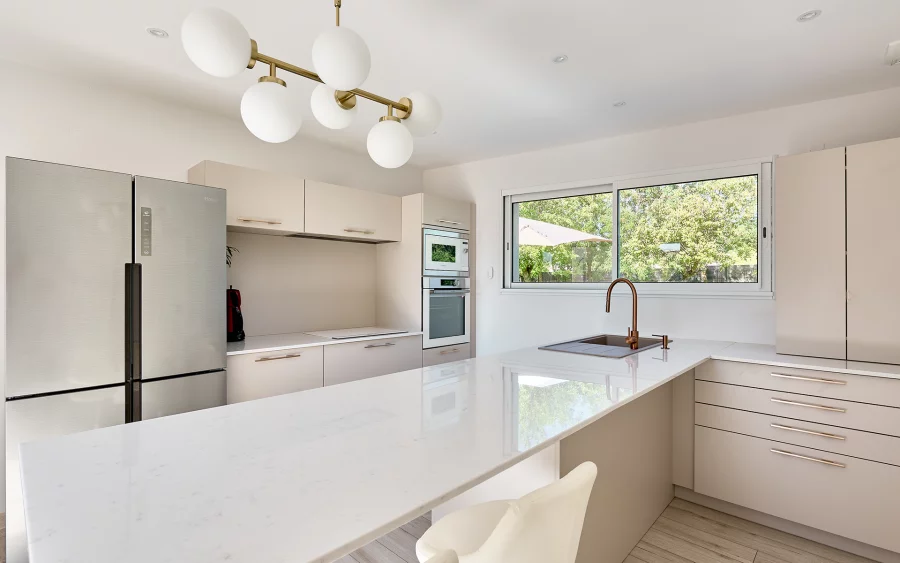 Cuisine de la maison contemporaine proche de Vesoul à vendre - Arrière-Cour, agence immobilière spécialisée en Haute-Saône