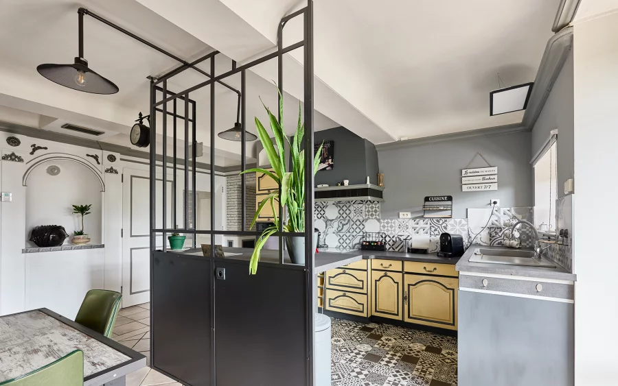 Cuisine de la maison de caractère proche de Vesoul à vendre - Arrière-Cour, agence immobilière spécialisée en Haute-Saône