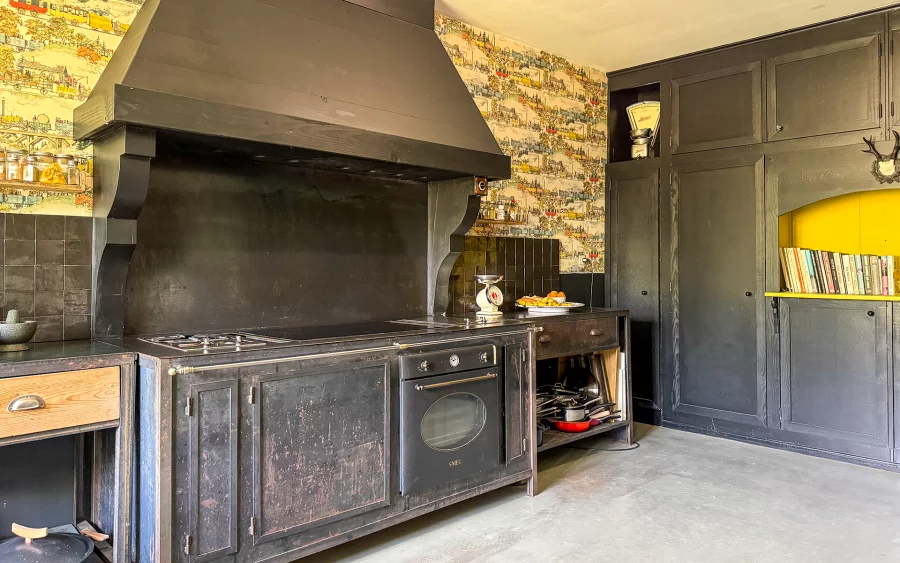 Cuisine de la maison de maître à Passavant-la-Rochère à vendre - Arrière-Cour, agence immobilière spécialisée en Haute-Saône
